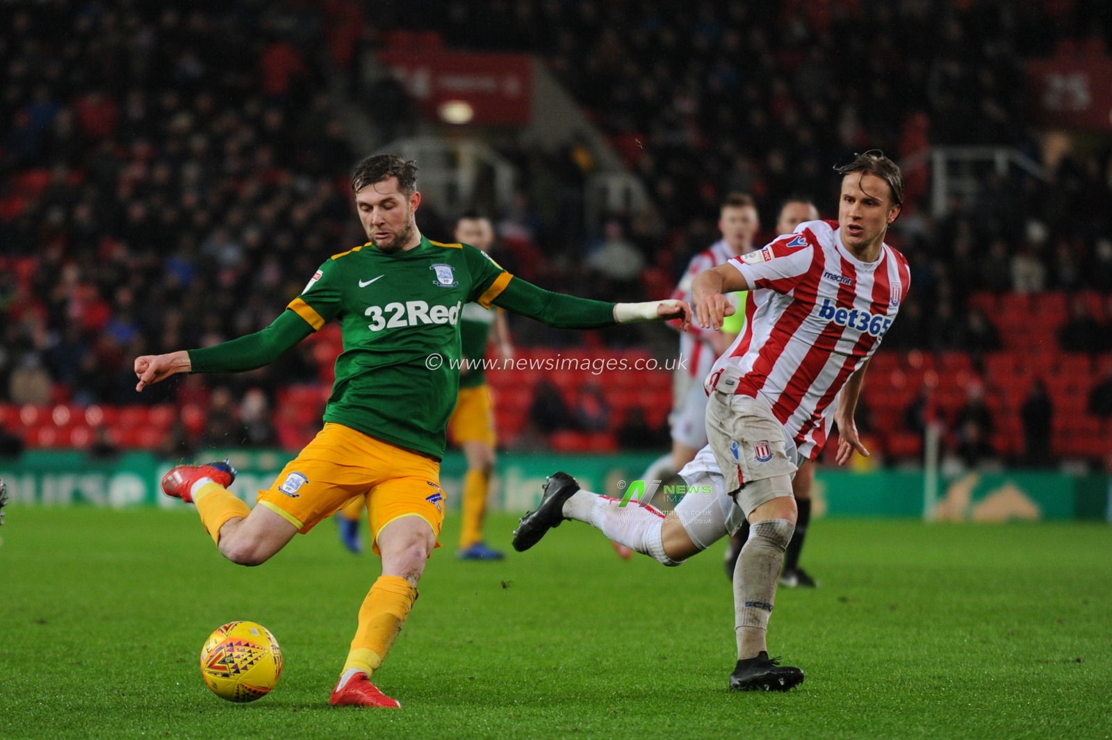 26th January 2019, Bet 365 Stadium, Stoke-on-Trent, England; Sky Bet Championship, Stoke City vs Preston North End ; Tom Barkhuizen (29) of Preston North End has a shot on goal


Credit: Richard Long/News Images

English Football League images are subject to DataCo Licence