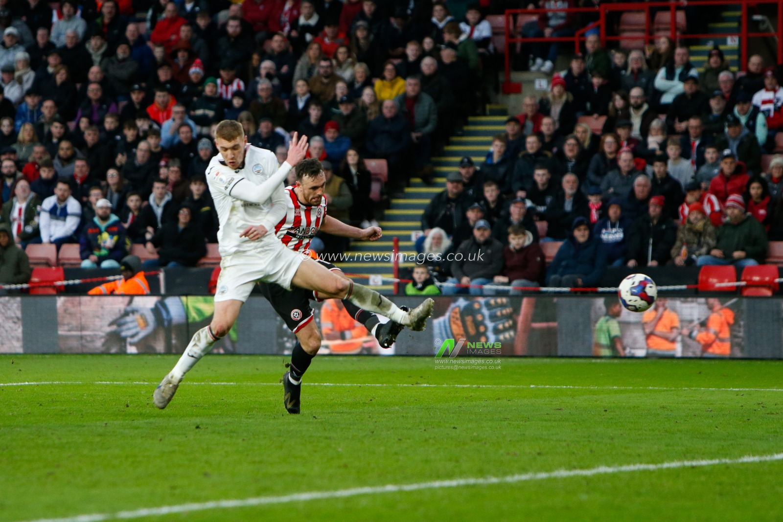Jack Robinson #19 of Sheffield United attempts a shot on goal during the Sky Bet Championship match Sheffield United vs Swansea City at Bramall Lane, Sheffield, United Kingdom, 11th February 2023

(Photo by Ben Early/News Images)