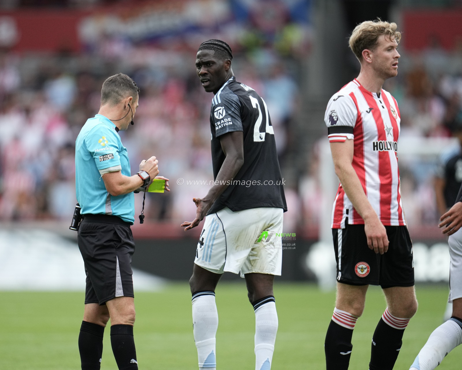 Amadou Onana of Aston Villa given yellow card during the Premier League match Brentford vs Aston Villa at The Gtech Community Stadium, London, United Kingdom, 23rd August 2025

(Photo by Harvey Murphy/News Images)