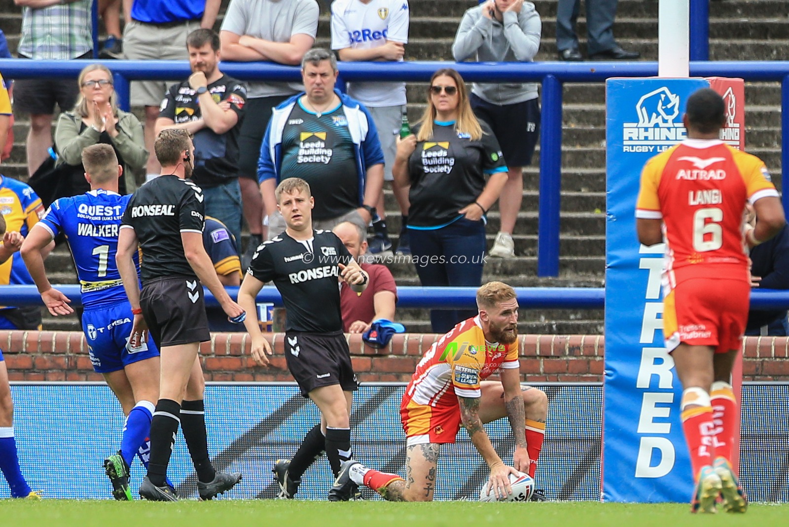 30th June 2019 , Emerald Headingley Stadium, England; Betfred Super League, Round 20, Leeds Rhinos vs Catalans Dragons ; Sam Tomkins (29) of Catalans Dragons goes over for a try 


Credit: Mark Cosgrove/News Images