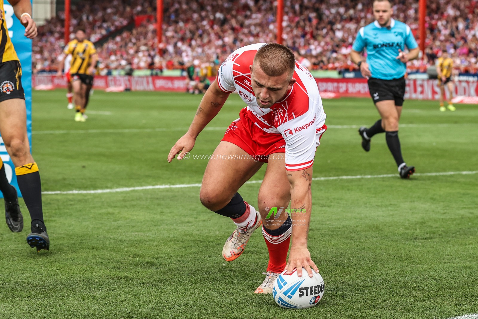 Mikey Lewis of Hull KR goes over for a try during the Betfred Super League round 21 match Hull KR vs Castleford Tigers at Sewell Group Craven Park, Kingston upon Hull, United Kingdom, 9th August 2025

(Photo by Alfie Cosgrove/News Images)