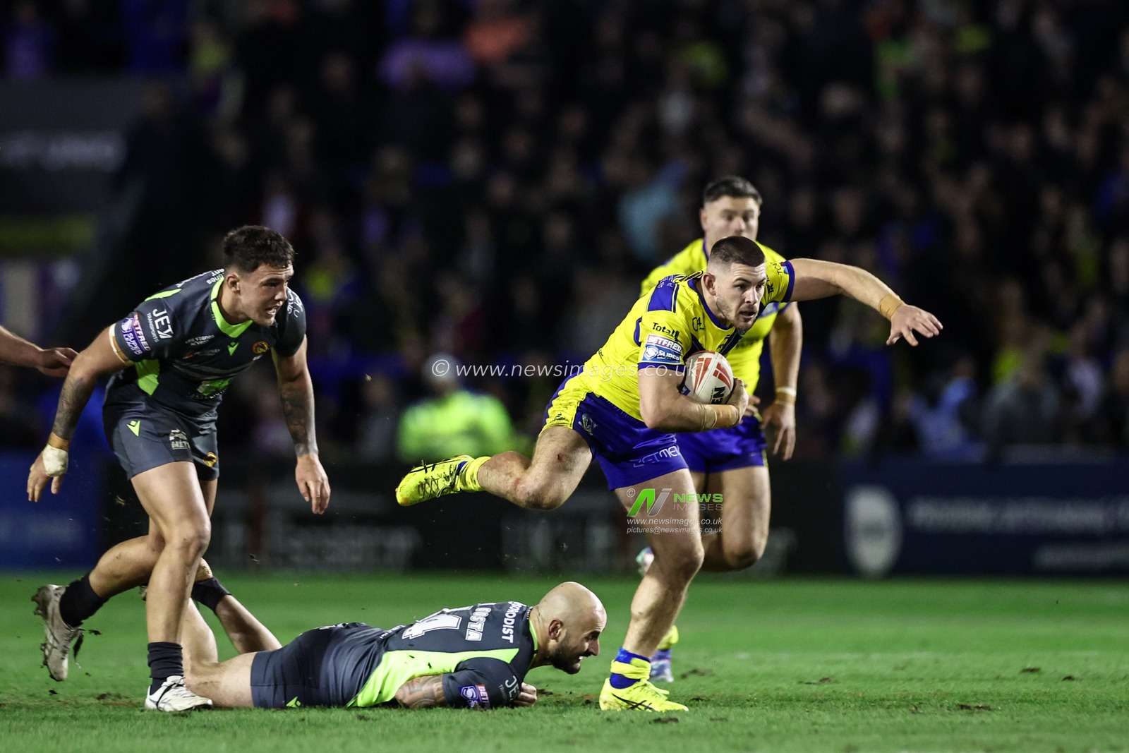 Danny Walker of Warrington Wolves powers past Alrix Da Costa of Catalan Dragons during the Betfred Super League Round 2 match Warrington Wolves vs Catalans Dragons at Luke Littler Stadium, Warrington, United Kingdom, 21st February 2025

(Photo by Mark Cosgrove/News Images)