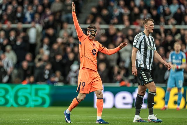 Robert Lewandowski of Barcelona gives his team instructions during the UEFA Champions League Last 16 match Newcastle Untied vs Barcelona at St. James's Park, Newcastle, United Kingdom on 10 March 2026

(Photo by Mark Cosgrove/News Images)