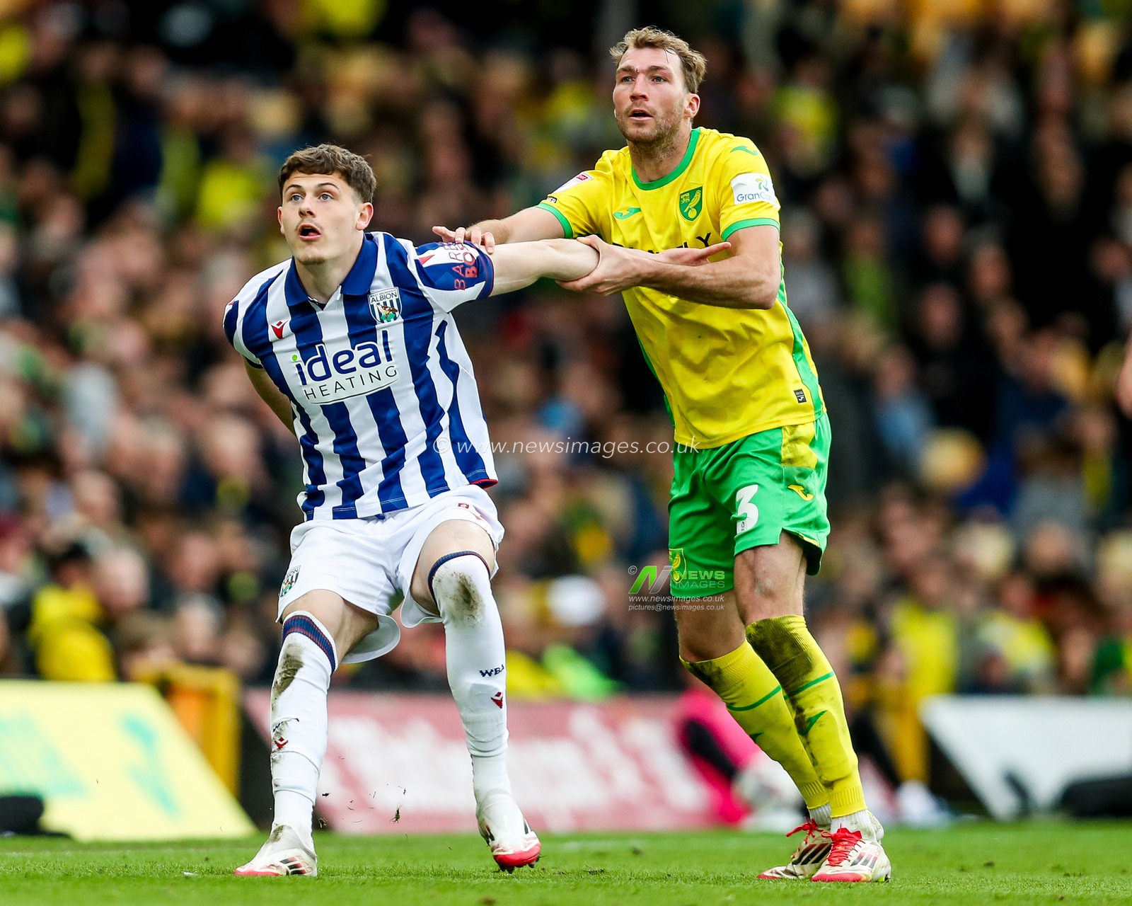 Will Lankshear of West Bromwich Albion battles for the ball with Jack Stacey of Norwich City during the Sky Bet Championship match Norwich City vs West Bromwich Albion at Carrow Road, Norwich, United Kingdom, 29th March 2025

(Photo by Izzy Poles/News Images)