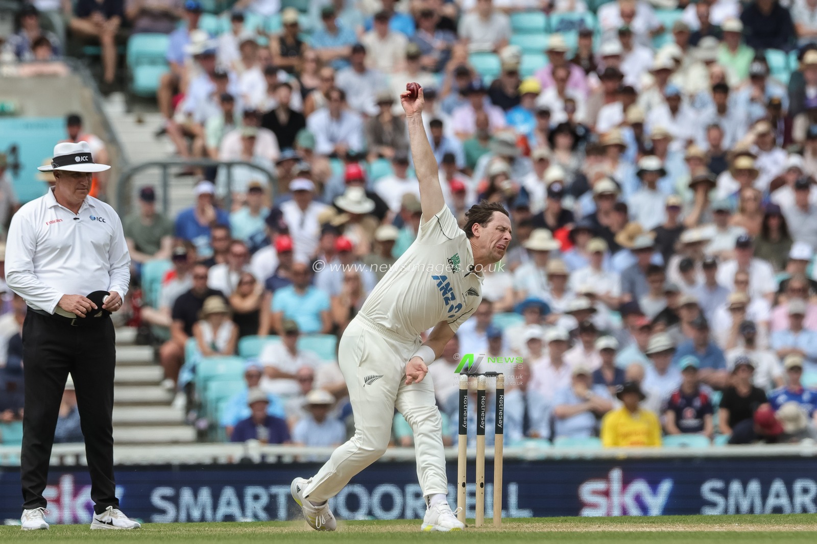 Matt Henry of New Zealand delivers the ball during the 2nd Rothesay Test Match Day 4 match England vs New Zealand at The Kia Oval, London, United Kingdom on 20 June 2026

(Photo by Mark Cosgrove/News Images)