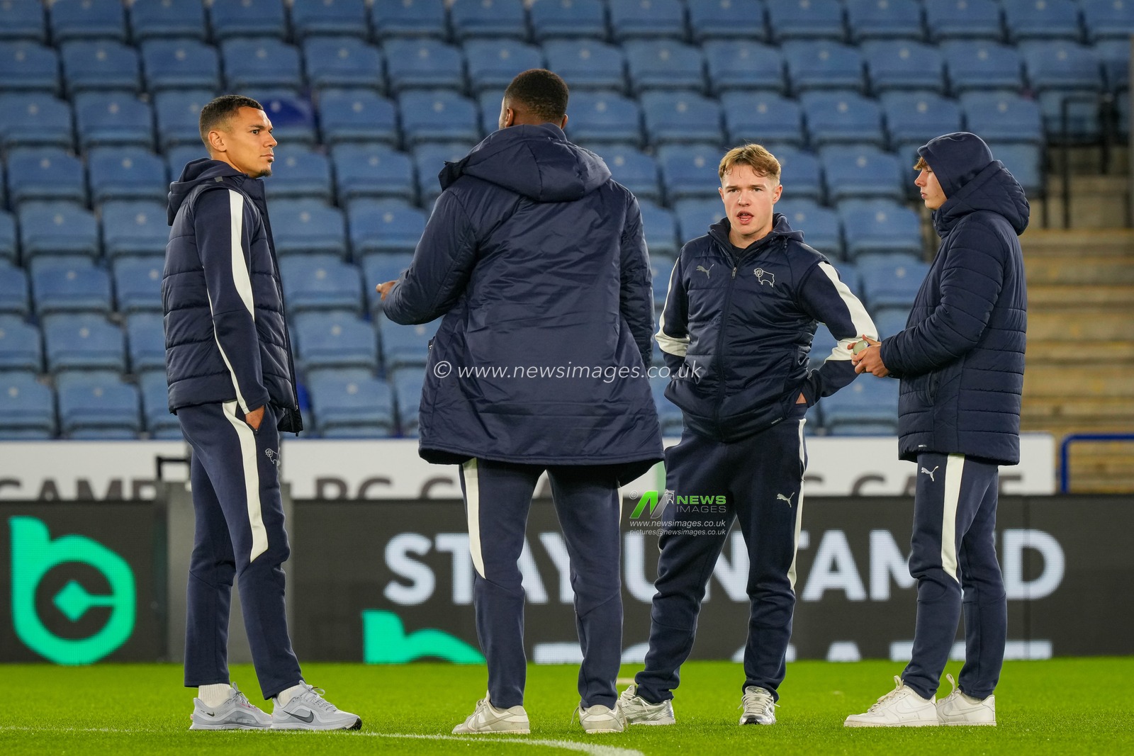 Kayden Jackson of Derby County inspects the pitch prior to kick off with his team mates during the Sky Bet Championship match Leicester City vs Derby County at King Power Stadium, Leicester, United Kingdom, 29th December 2025

(Photo by Maynard Manyowa/News Images)

*** GER AUT SUI OUT ***