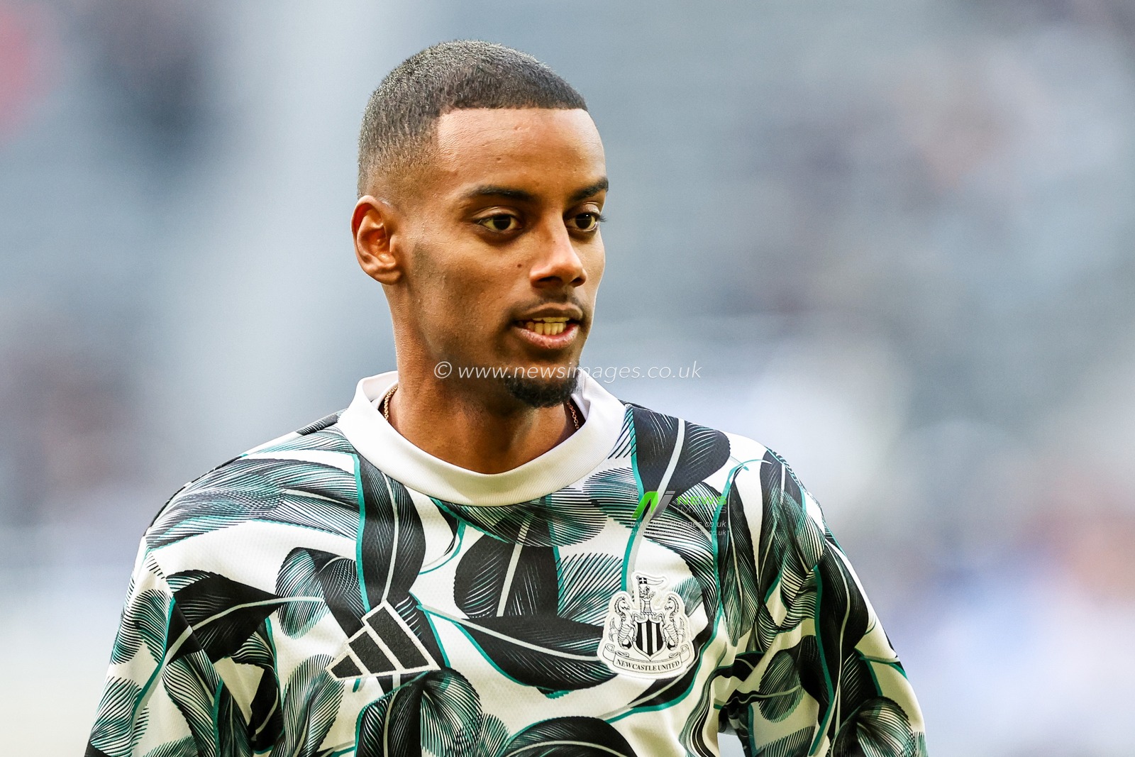 Alexander Isak of Newcastle United warms up prior to the Premier League match Newcastle United vs Fulham at St. James's Park, Newcastle, United Kingdom, 1st February 2025

(Photo by Mark Cosgrove/News Images)