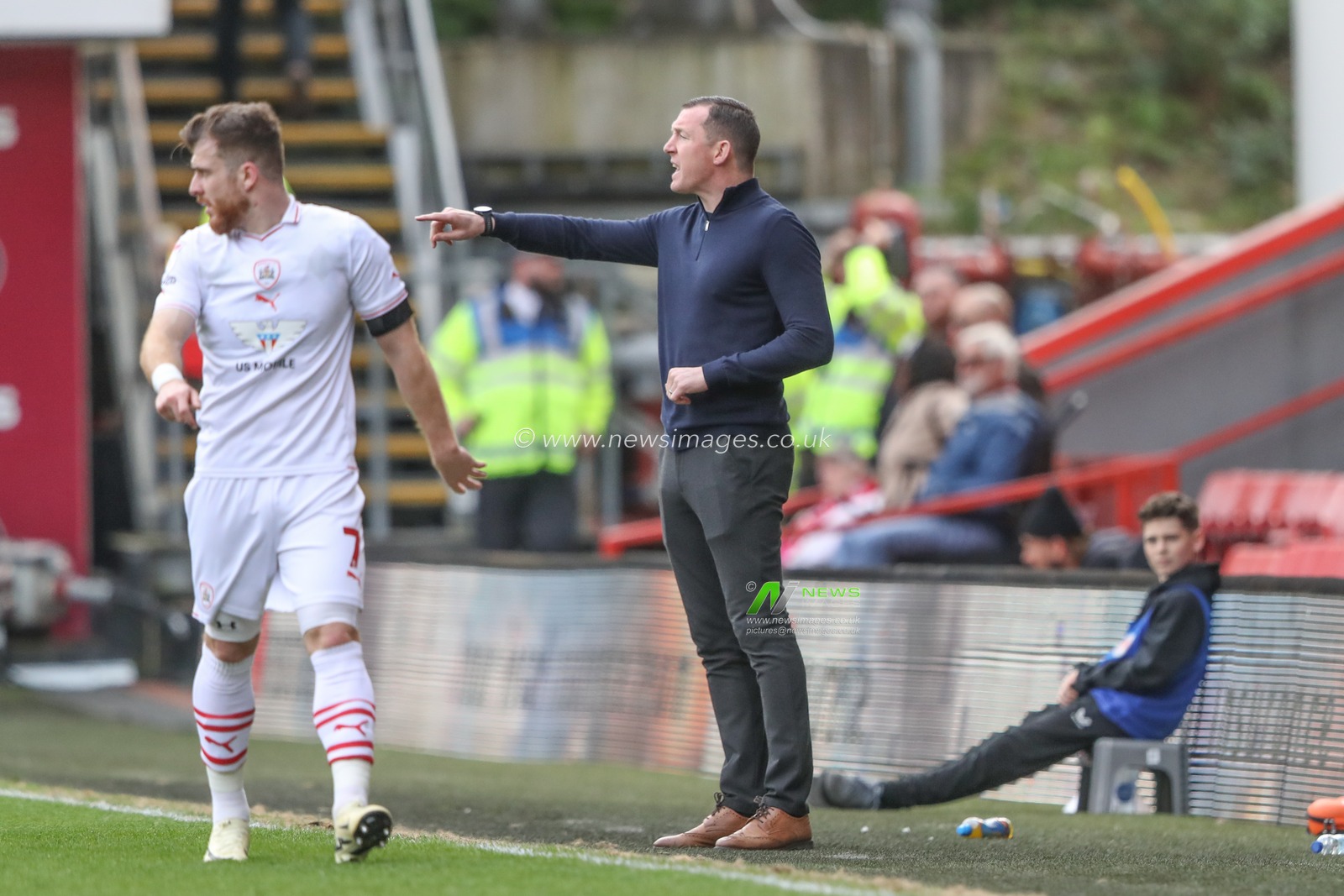 Neill Collins Head coach of Barnsley gives his team instructions during the Sky Bet League 1 match Charlton Athletic vs Barnsley at The Valley, London, United Kingdom, 6th April 2024

(Photo by Alfie Cosgrove/News Images)