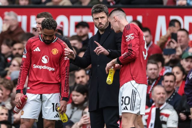 Michael Carrick manager of Manchester United gives instructions to Matheus Cunha and Benjamin Sesko of Manchester United during the Premier League match Manchester United vs Crystal Palace at Old Trafford, Manchester, United Kingdom on 01 March 2026

(Photo by Mark Cosgrove/News Images)
