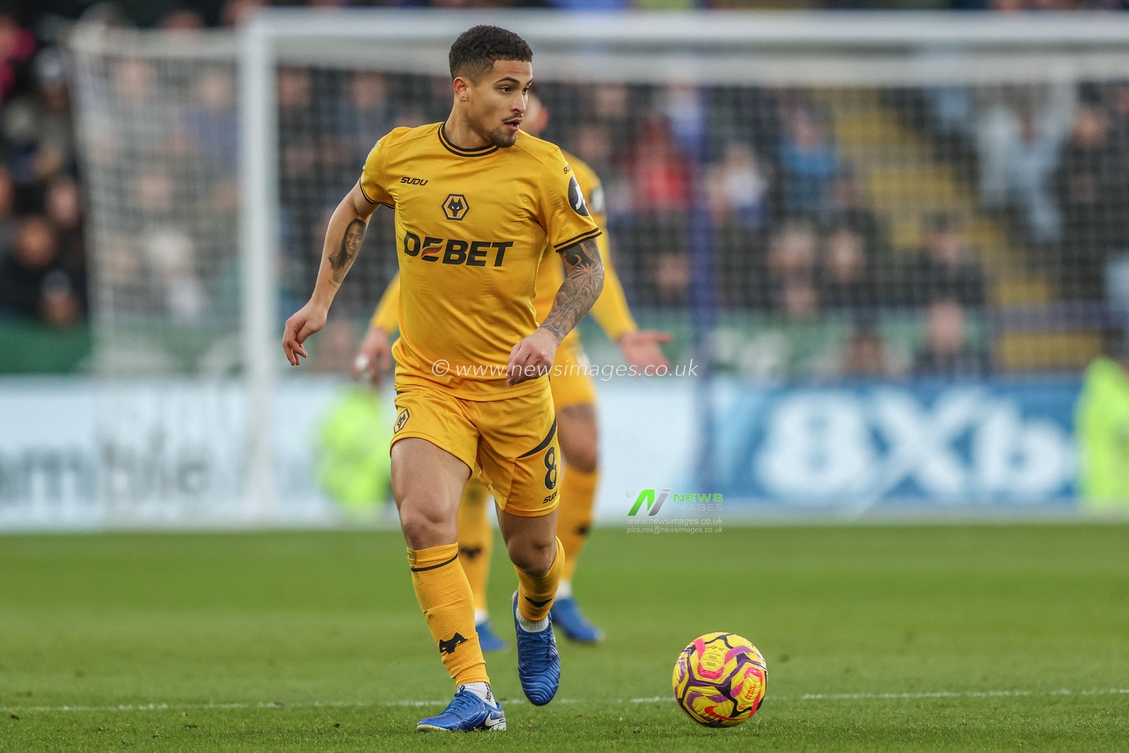 JoÃ£o Gomes of Wolverhampton Wanderers passes the ball during the Premier League match Leicester City vs Wolverhampton Wanderers at King Power Stadium, Leicester, United Kingdom, 22nd December 2024

(Photo by Alfie Cosgrove/News Images)