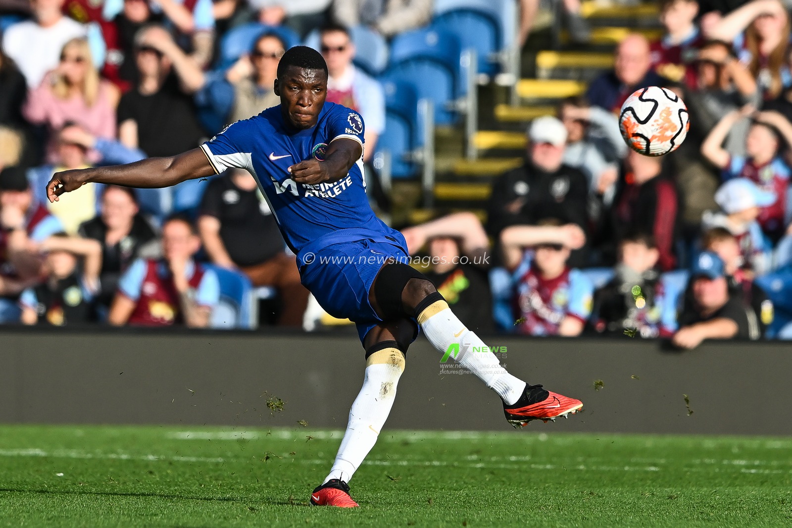 MoisÃ©s Caicedo #25 of Chelsea passes the ball during the Premier League match Burnley vs Chelsea at Turf Moor, Burnley, United Kingdom, 7th October 2023

(Photo by Craig Thomas/News Images)