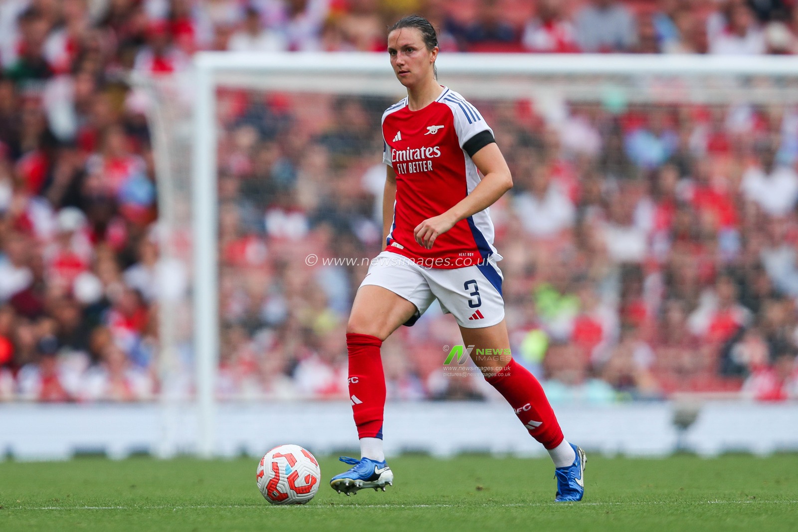 Lotte Wubben-Woy of Arsenal runs with the ball during the The FA Women's Super League match Arsenal Women vs Manchester City Women at Emirates Stadium, London, United Kingdom, 22nd September 2024

(Photo by Izzy Poles/News Images)