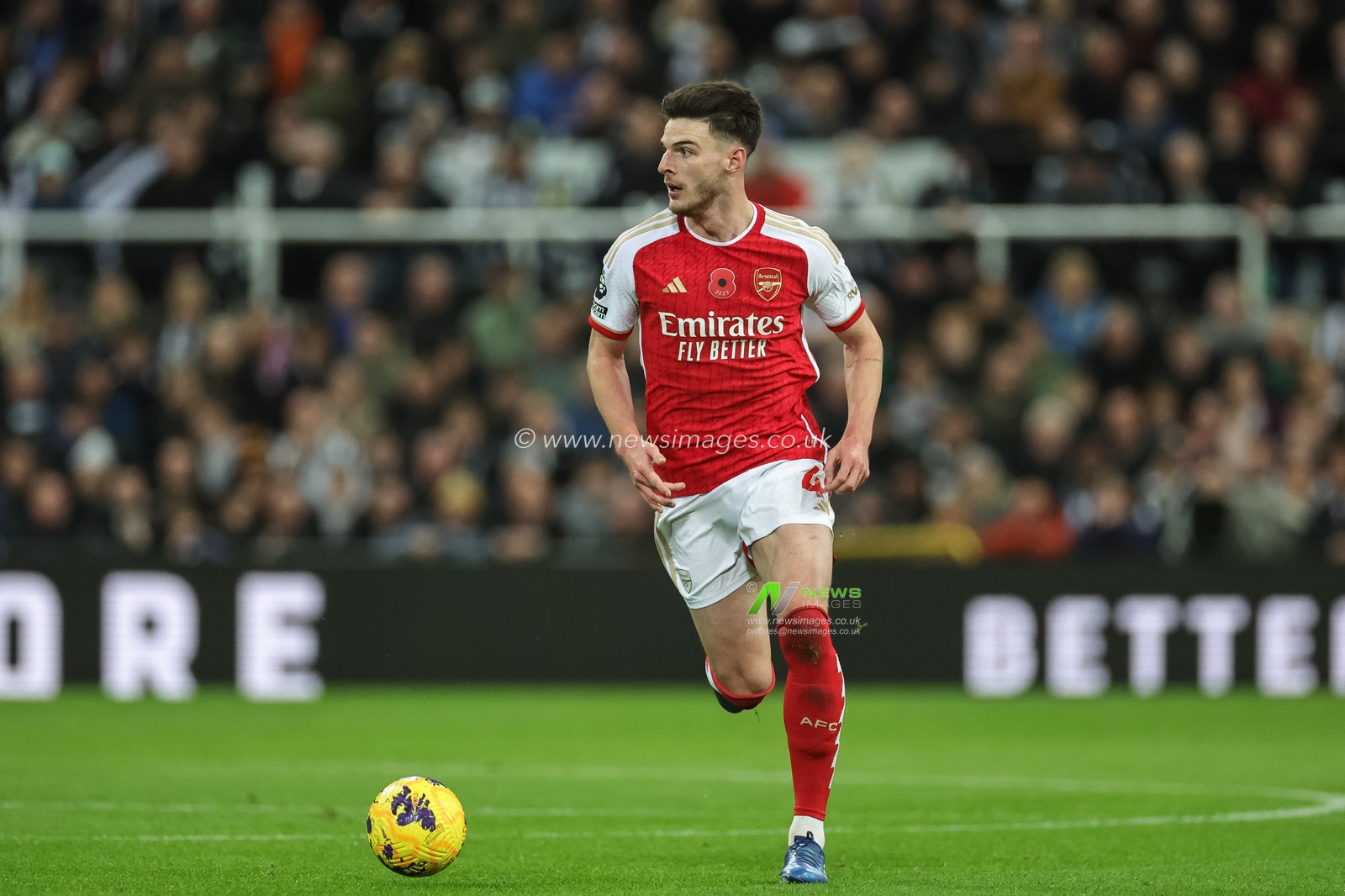 Declan Rice #41 of Arsenal with the ball during the Premier League match Newcastle United vs Arsenal at St. James's Park, Newcastle, United Kingdom, 4th November 2023

(Photo by Mark Cosgrove/News Images)