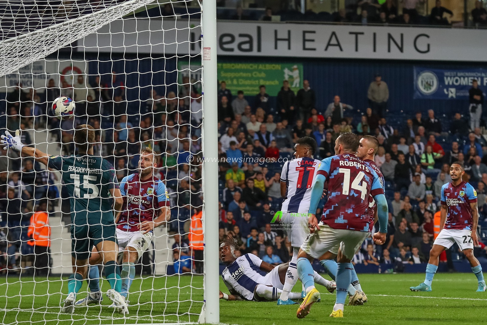 Brandon Michael Clarke Thomas-Asante #21 of West Bromwich Albion scores a goal to make it 1-1 during the Sky Bet Championship match West Bromwich Albion vs Burnley at The Hawthorns, West Bromwich, United Kingdom, 2nd September 2022

(Photo by Gareth Evans/News Images)
