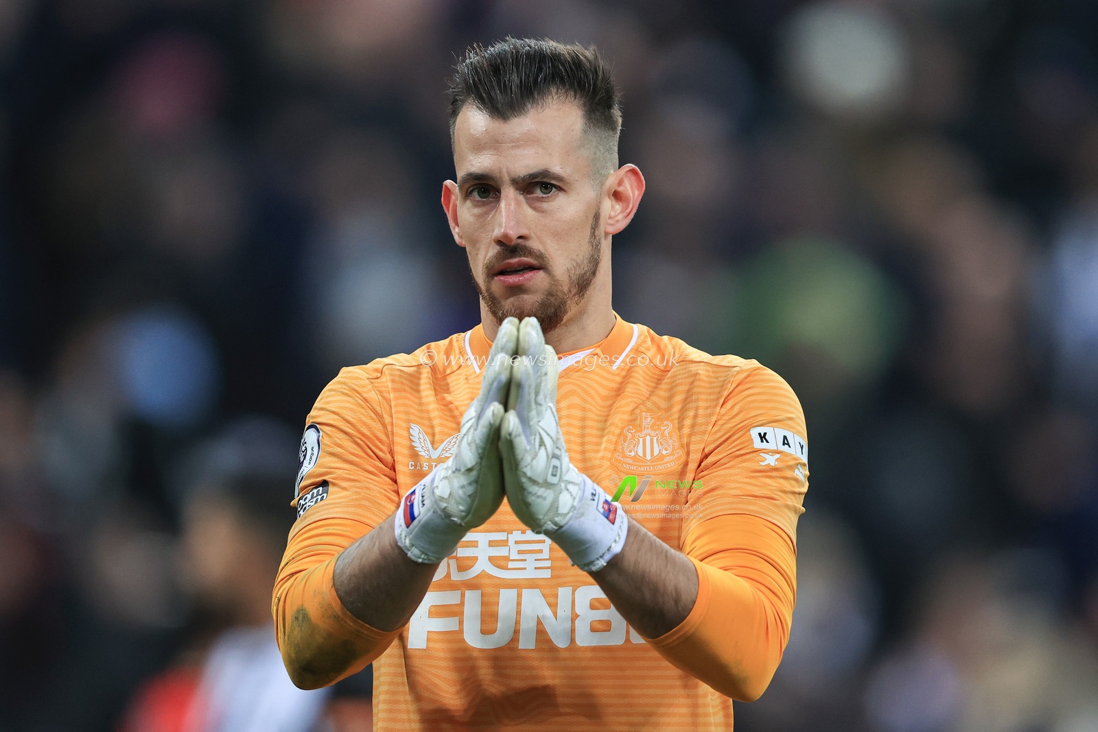 Martin Dubravka #1 of Newcastle United applauds the fans