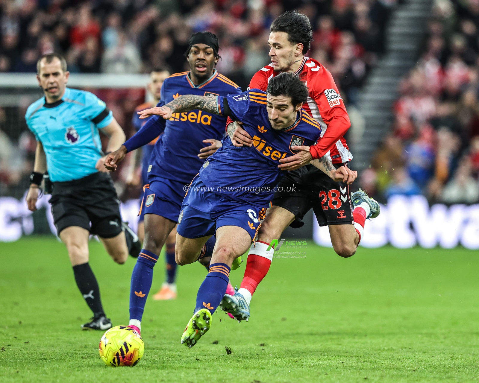 Sandro Tonali of Newcastle United is fouled by Enzo Le Fee of Sunderland during the Premier League match Sunderland vs Newcastle United at Stadium Of Light, Sunderland, United Kingdom, 14th December 2025

(Photo by Alfie Cosgrove/News Images)

*** GER AUT SUI OUT ***