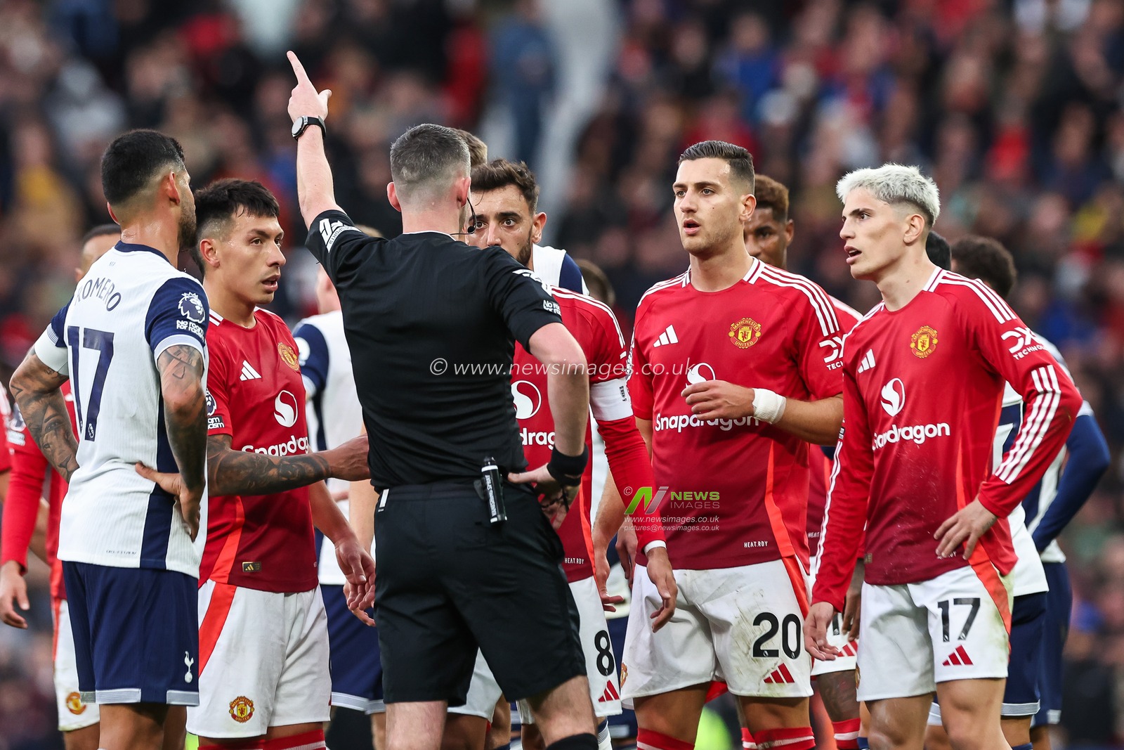 Referee Chris Kavanagh gives a red card to Bruno Fernandes of Manchester United during the Premier League match Manchester United vs Tottenham Hotspur at Old Trafford, Manchester, United Kingdom, 29th September 2024

(Photo by Mark Cosgrove/News Images)