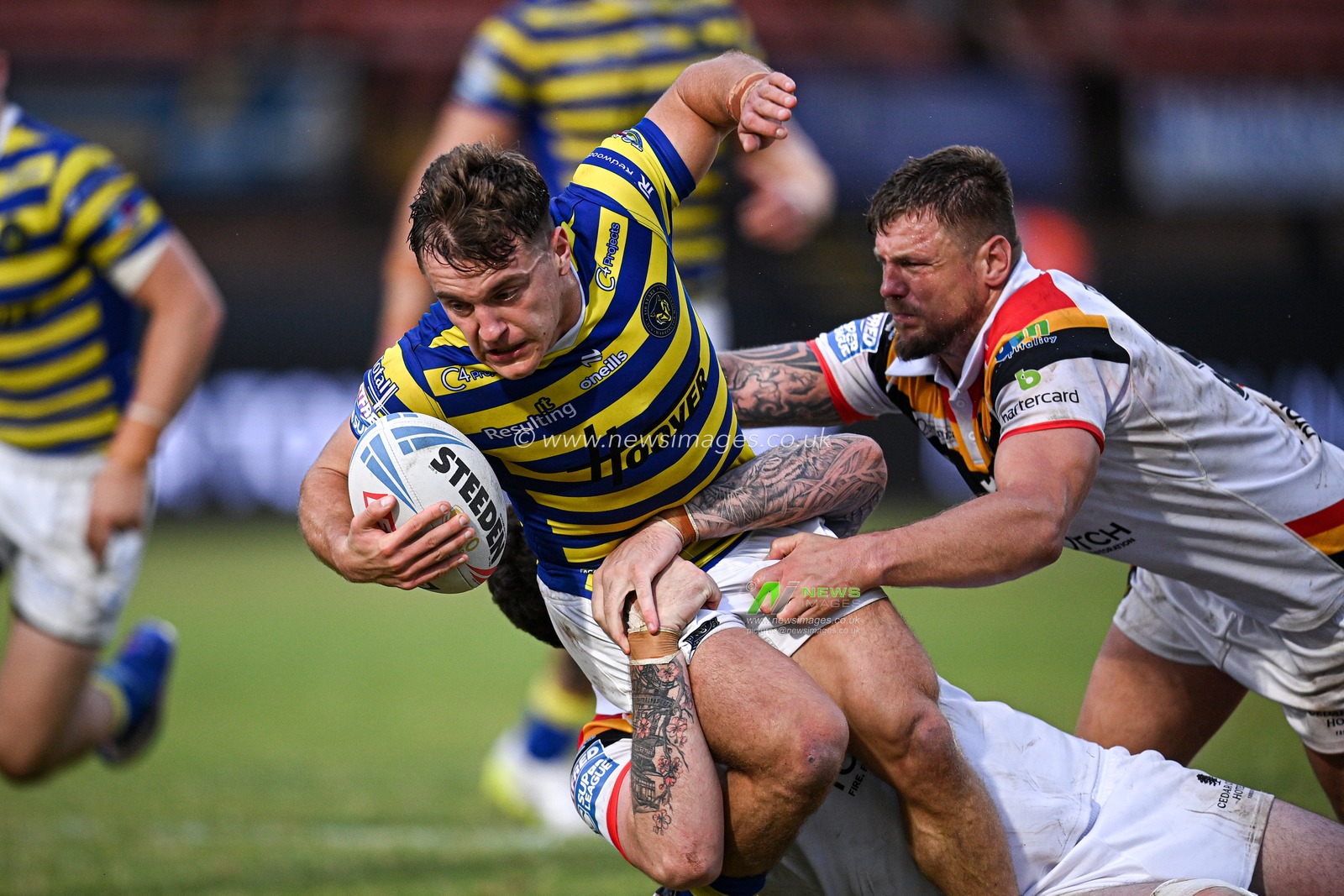 Leon Hayes of Warrington Wolves under pressure during the Betfred Super League round 22 match Bradford Bulls vs Warrington Wolves at Odsal Stadium, Bradford, United Kingdom on 08 August 2026

(Photo by Ben Roberts/News Images)