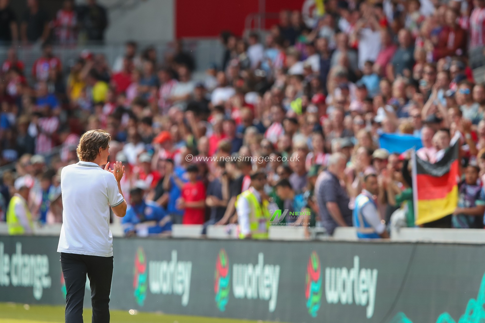 Thomas Frank manager of Brentford claps fans at full time during the Premier League match Brentford vs Crystal Palace at The Gtech Community Stadium, London, United Kingdom, 18th August 2024

(Photo by Gareth Evans/News Images)