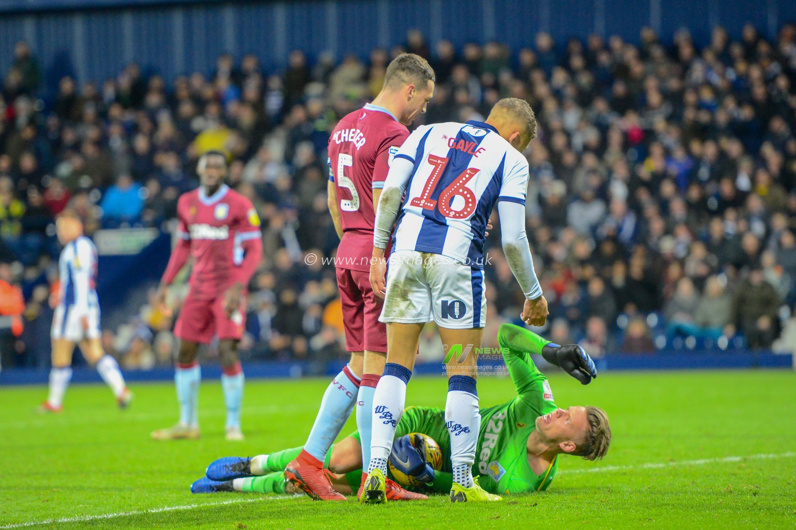 7th December 2018, The Hawthorns, West Bromwich, England; Sky Bet Championship, West Bromwich Albion v Aston Villa ; Orjan Nyland (01) of Aston Villa fouled by Dwight Gayle (16) of West Bromwich Albion


Credit: Gareth Dalley/News Images

English Football League images are subject to DataCo Licence