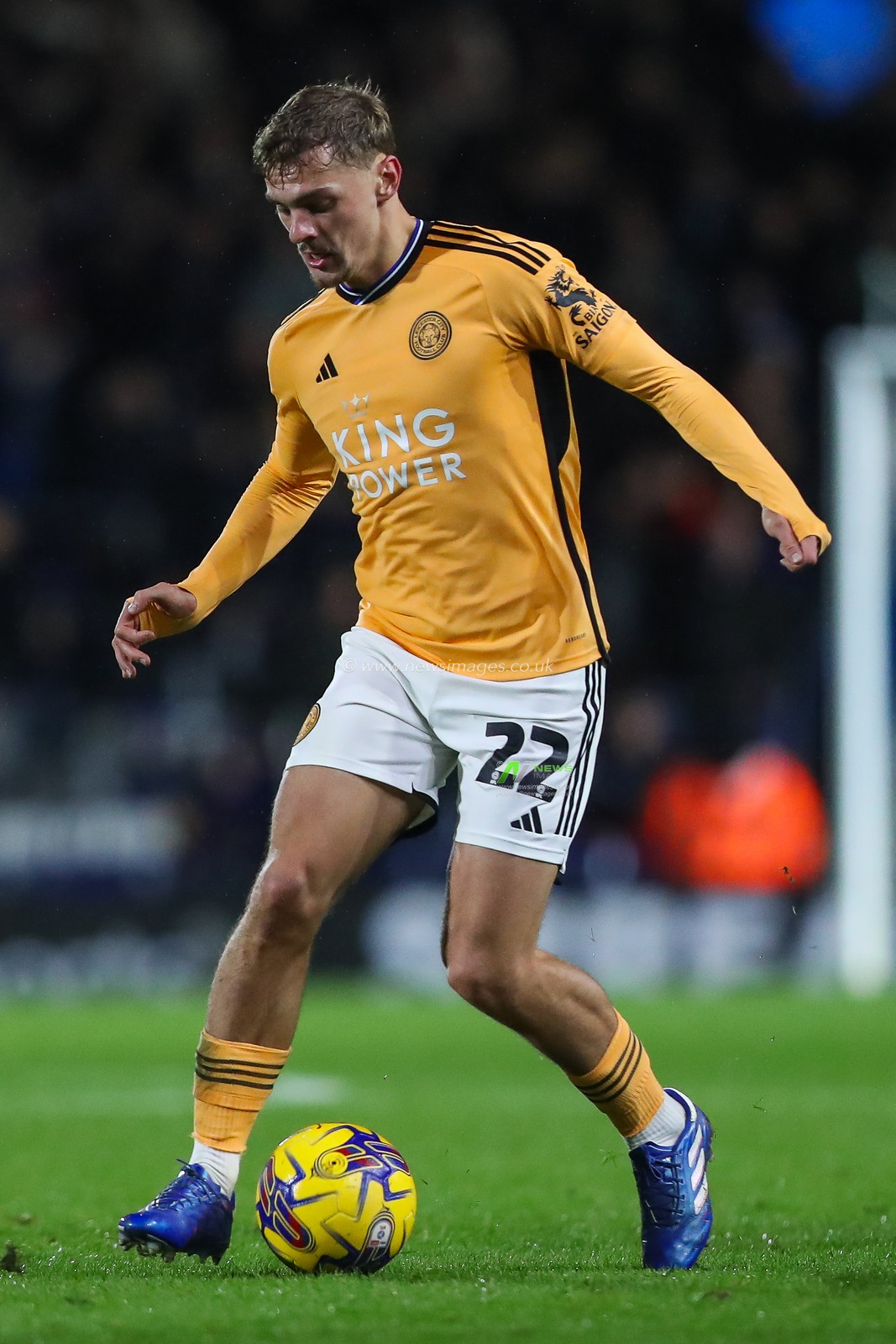 Kiernan Dewsbury-Hall #22 of Leicester City makes a break with the ball during the Sky Bet Championship match Birmingham City vs Leicester City at St Andrews, Birmingham, United Kingdom, 18th December 2023

(Photo by Gareth Evans/News Images)