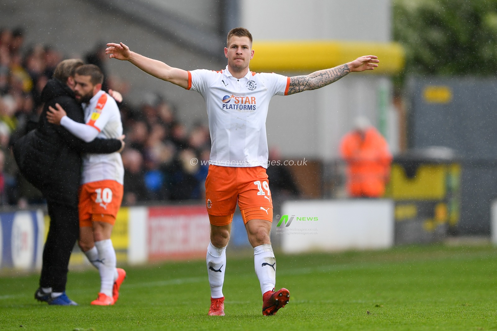 27th April 2019, Pirelli Stadium, Burton upon Trent, England; Sky Bet League One, Burton Albion vs Luton Town ; James Collins (19) of Luton Town celebrates after scoring a goal to make it 0-1 

Credit: Jon Hobley/News Images

English Football League images are subject to DataCo Licence