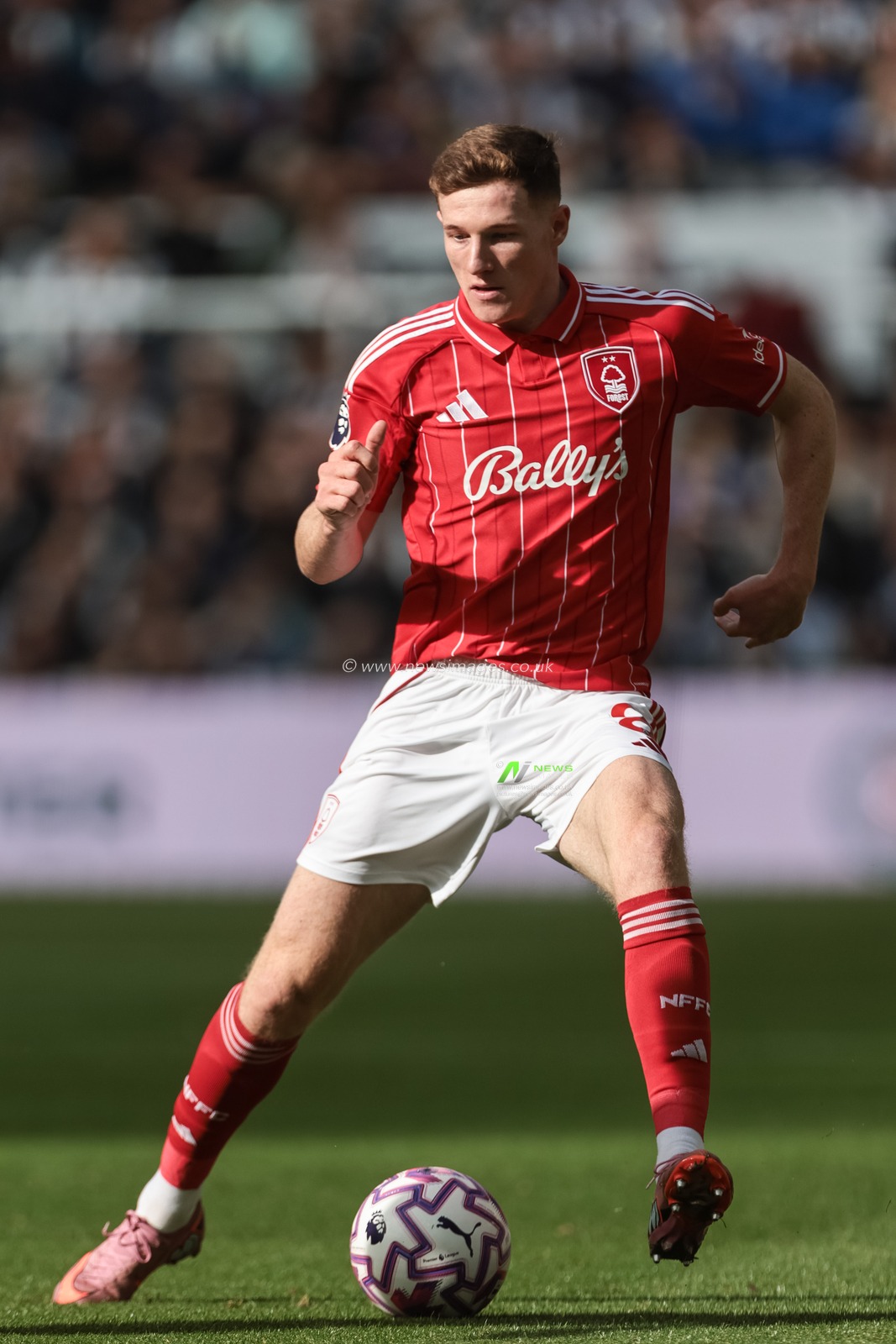 Elliot Anderson of Nottingham Forest with the ball during the Premier League match Newcastle United vs Nottingham Forest at St. James's Park, Newcastle, United Kingdom, 5th October 2025

(Photo by Mark Cosgrove/News Images)