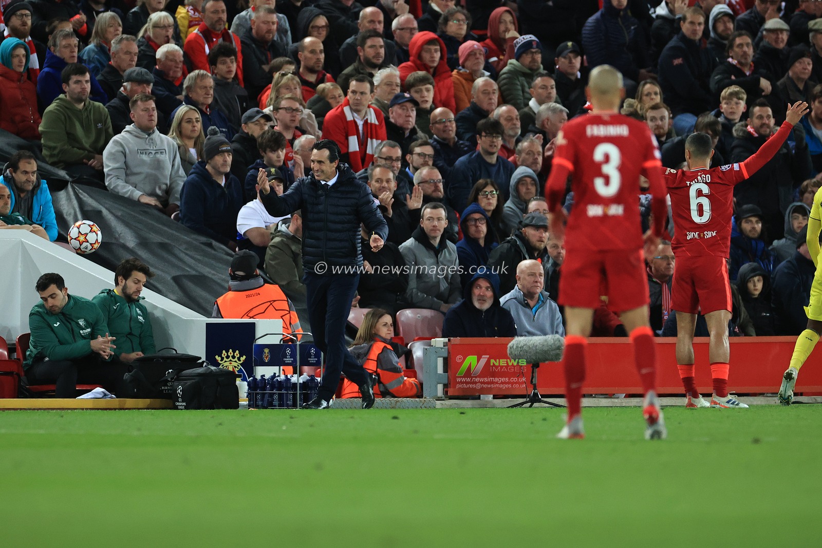 Unai Emery head coach of Villarreal reacts during the game
