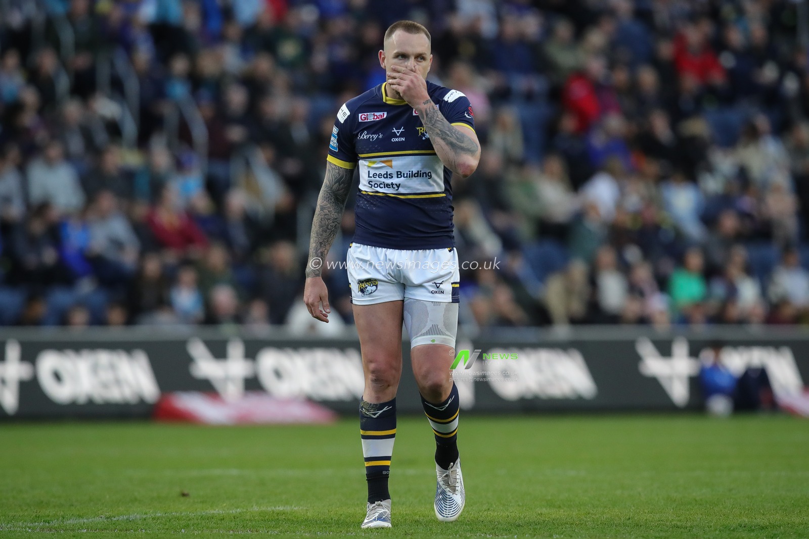 Blake Austin #6 of Leeds Rhinos during the Betfred Super League Round 11 match Leeds Rhinos vs Salford Red Devils at Headingley Stadium, Leeds, United Kingdom, 5th May 2023

(Photo by James Heaton/News Images)