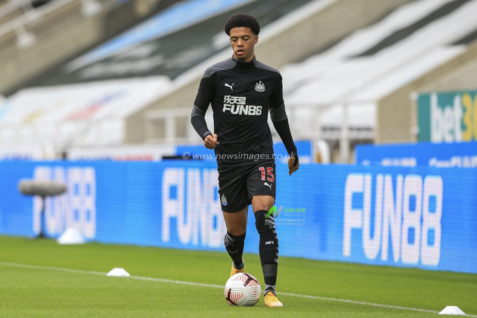 Jamal Lewis (15) of Newcastle United during the pre-game warmup