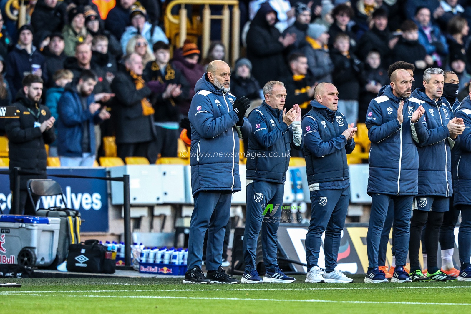 Nuno Espirito Santo manager of West Ham United and his coaching staff have a minutes applaud, paying their respects to the life of former player Terry Wharton during the Premier League match Wolverhampton Wanderers vs West Ham United at Molineux, Wolverhampton, United Kingdom, 3rd January 2026

(Photo by Alfie Cosgrove/News Images)

*** GER AUT SUI OUT ***