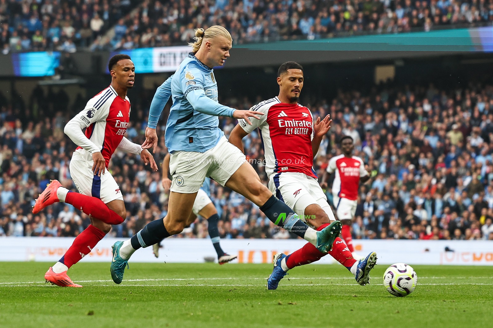 Erling Haaland of Manchester City scores his 100th goal to make it 1-0 during the Premier League match Manchester City vs Arsenal at Etihad Stadium, Manchester, United Kingdom, 22nd September 2024

(Photo by Mark Cosgrove/News Images)