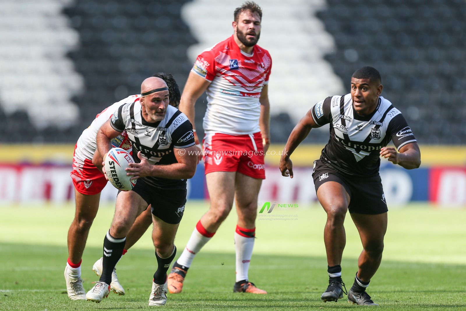 Danny Houghton #9 of Hull FC makes a run with the ball