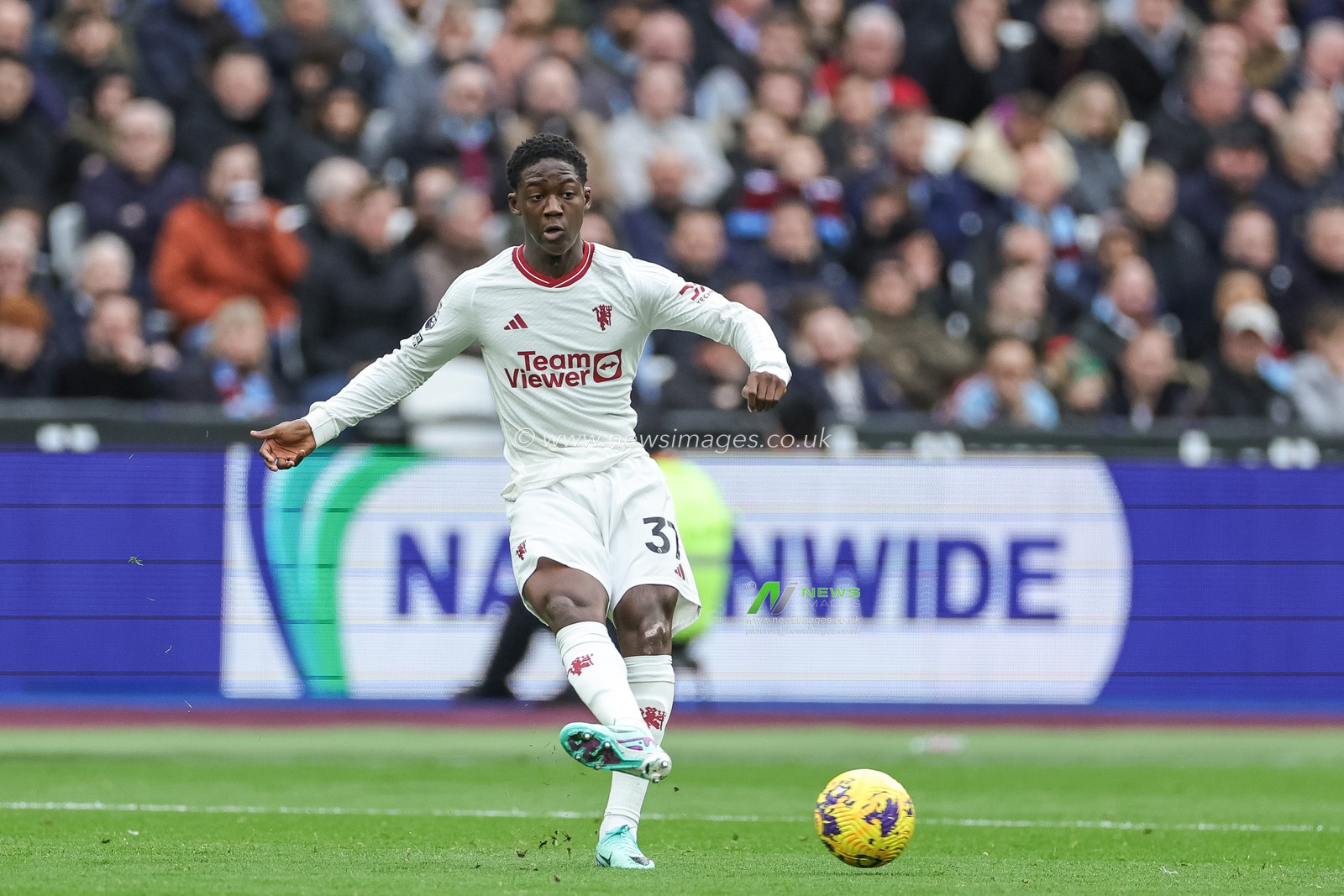 Kobbie Mainoo of Manchester United with the ball during the Premier League match West Ham United vs Manchester United at London Stadium, London, United Kingdom, 23rd December 2023

(Photo by Mark Cosgrove/News Images)