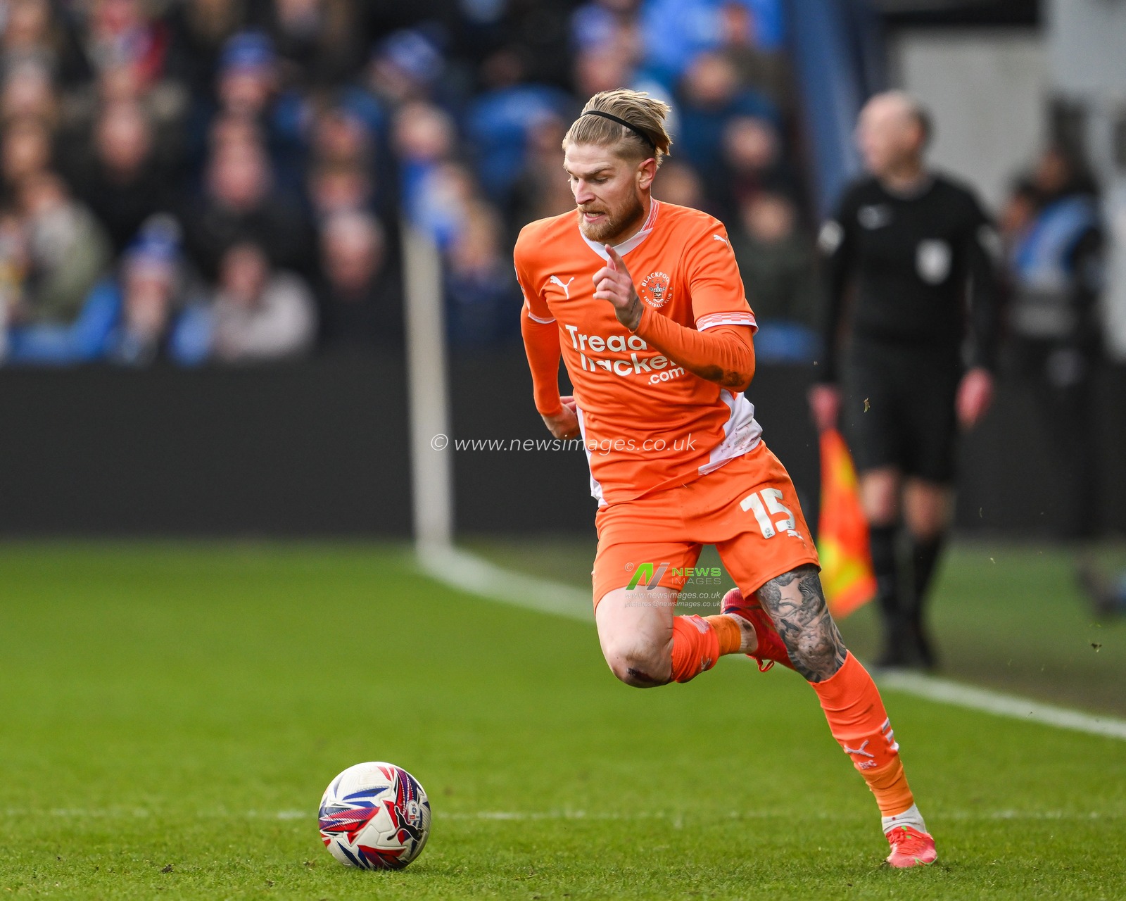 Hayden Coulson of Blackpool makes a break with the ball during the Sky Bet League 1 match Stockport County vs Blackpool at Edgeley Park Stadium, Stockport, United Kingdom, 1st March 2025

(Photo by Craig Thomas/News Images)
