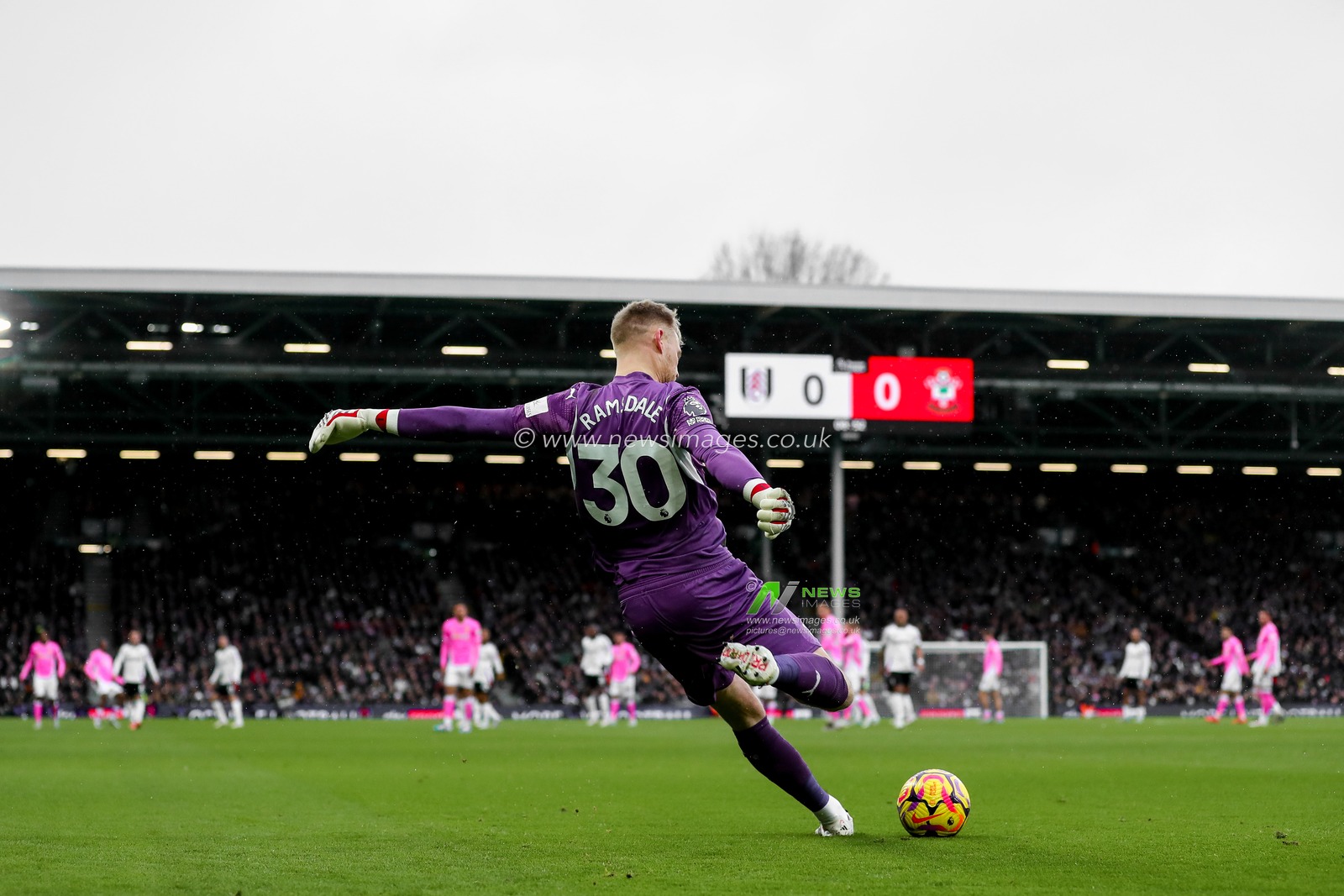 Aaron Ramsdale of Southampton takes a goal kick during the Premier League match Fulham vs Southampton at Craven Cottage, London, United Kingdom, 22nd December 2024

(Photo by Izzy Poles/News Images)