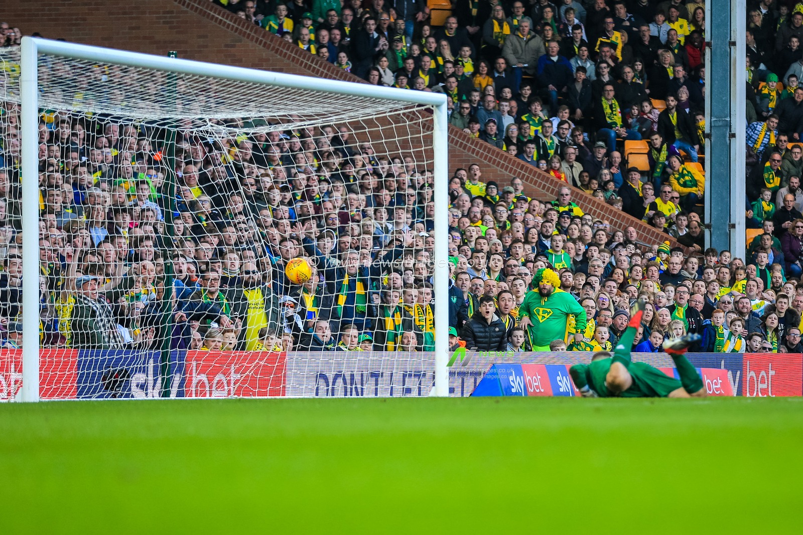 23rd February 2019, Carrow Road, Norfolk, England; Sky Bet Championship, Norwich City vs Bristol City ;   Kenny McLean's shot beats Frank Fielding (01) of Bristol City to make it 3-2.


Credit: Georgie Kerr/News Images

English Football League images are subject to DataCo Licence