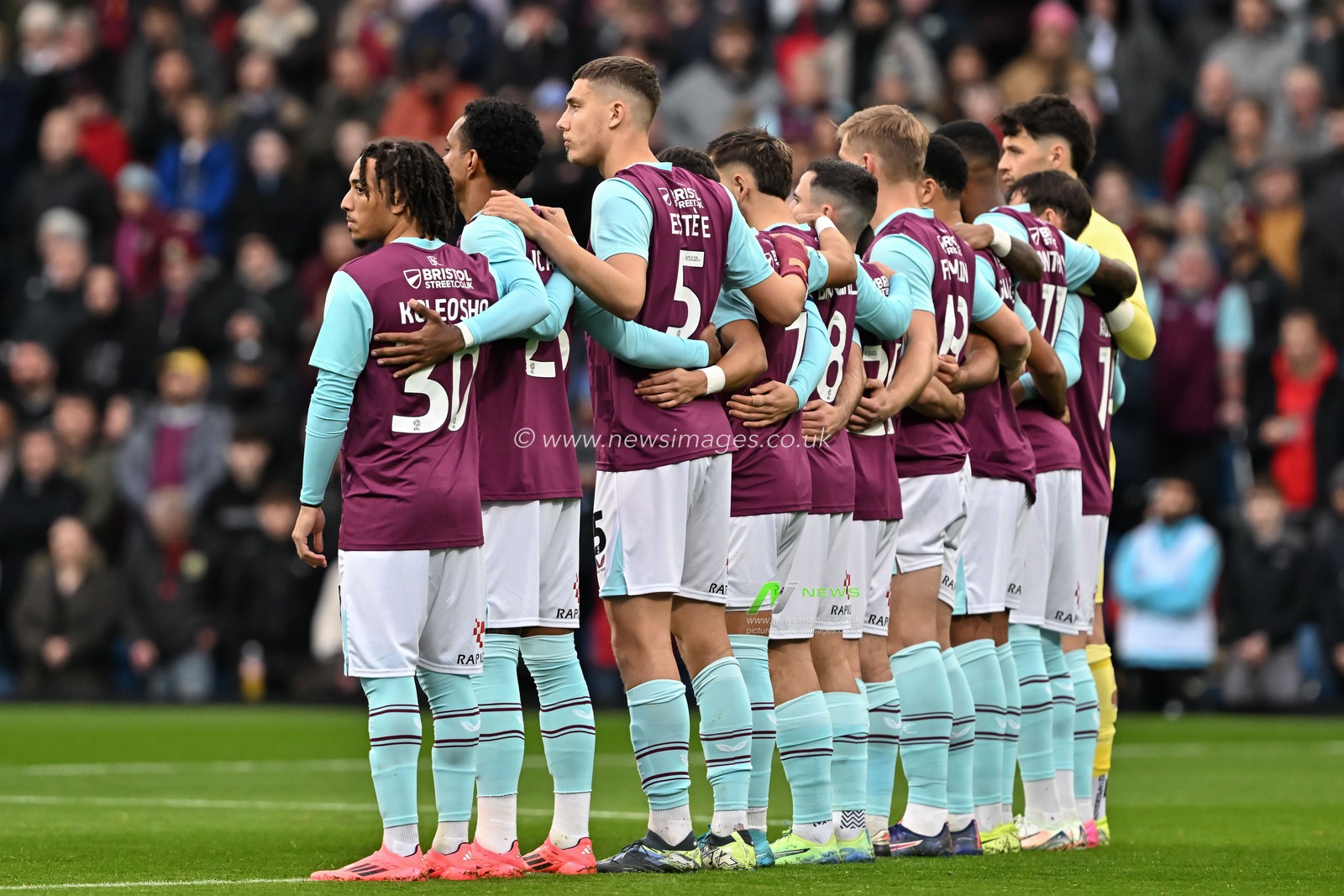 Burnley players pause for a minutes for Remembrance Day  ahead of the Sky Bet Championship match Burnley vs Swansea City at Turf Moor, Burnley, United Kingdom, 10th November 2024

(Photo by Cody Froggatt/News Images)