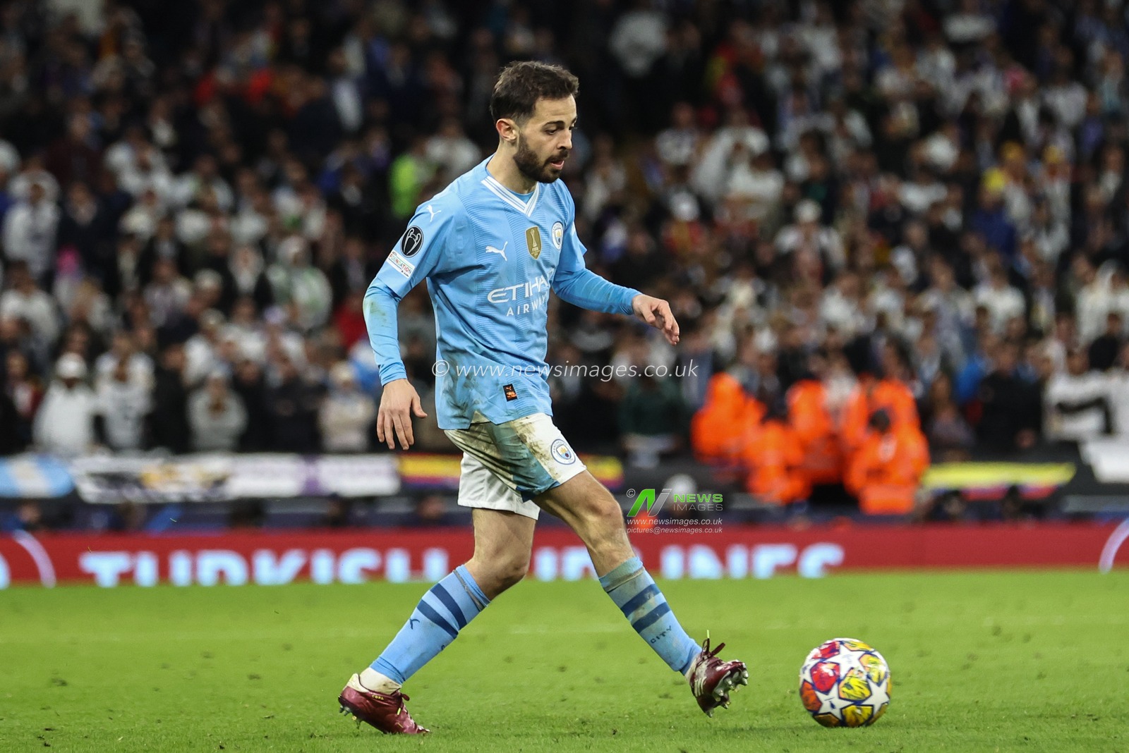 Bernardo Silva of Manchester City passes the ball in the area during the UEFA Champions League Quarter Final Manchester City vs Real Madrid at Etihad Stadium, Manchester, United Kingdom, 17th April 2024

(Photo by Mark Cosgrove/News Images)