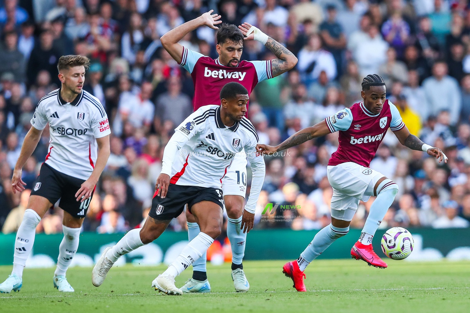 Crysencio Summerville of West Ham United breaks with the ball during the Premier League match Fulham vs West Ham United at Craven Cottage, London, United Kingdom, 14th September 2024

(Photo by Izzy Poles/News Images)