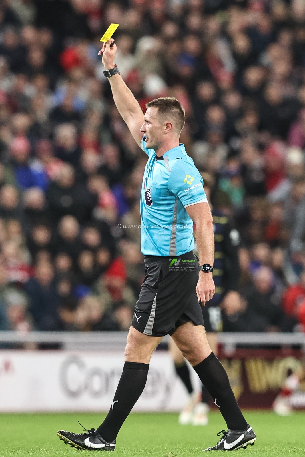 Referee Thomas Bramall gives a yellow card to Thierno Barry of Everton during the Premier League match Sunderland vs Everton at Stadium Of Light, Sunderland, United Kingdom, 3rd November 2025

(Photo by Alfie Cosgrove/News Images)

*** GER AUT SUI OUT ***