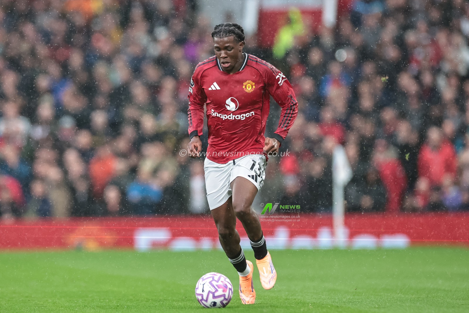 Patrick Dorgu of Manchester United breaks with the ball during the Premier League match Manchester United vs Chelsea at Old Trafford, Manchester, United Kingdom, 20th September 2025

(Photo by Mark Cosgrove/News Images)