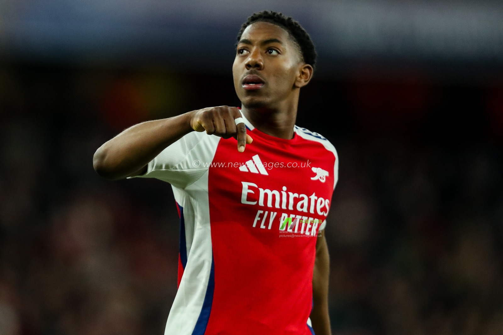 Myles Lewis-Skelly of Arsenal acknowledges the fans after the teams victory following the UEFA Champions League Quarter-finals match Arsenal vs Real Madrid at Emirates Stadium, London, United Kingdom, 8th April 2025

(Photo by Izzy Poles/News Images)