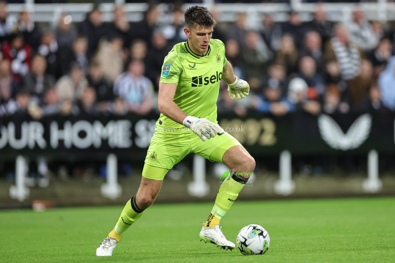 Nick Pope #22 of Newcastle United takes a goal kick during the Carabao Cup Third Round match Newcastle United vs Manchester City at St. James's Park, Newcastle, United Kingdom, 27th September 2023

(Photo by Mark Cosgrove/News Images)