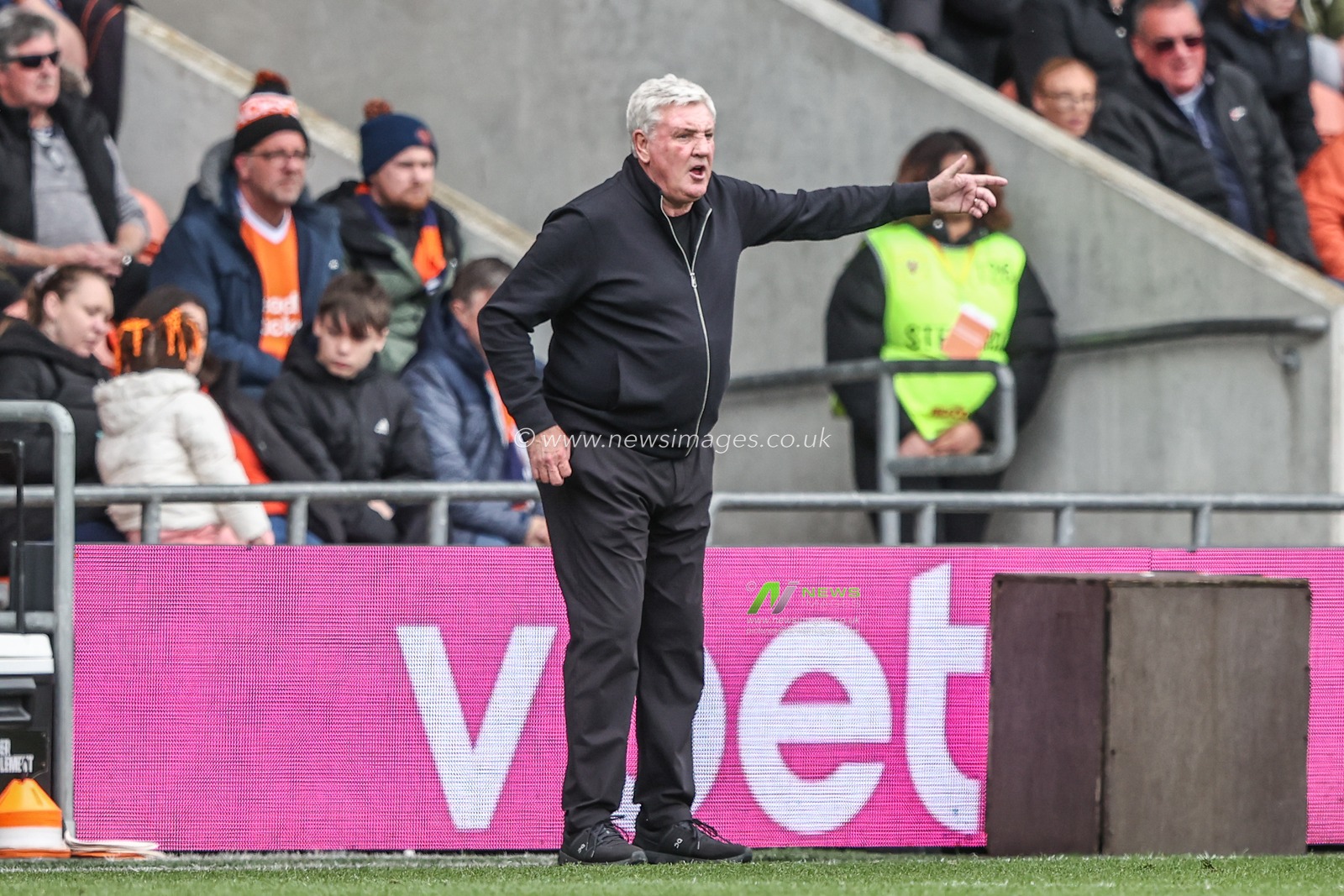 Steve Bruce manager of Blackpool gives his team instructions during the Sky Bet League 1 match Blackpool vs Wrexham at Bloomfield Road, Blackpool, United Kingdom, 21st April 2025

(Photo by Alfie Cosgrove/News Images)