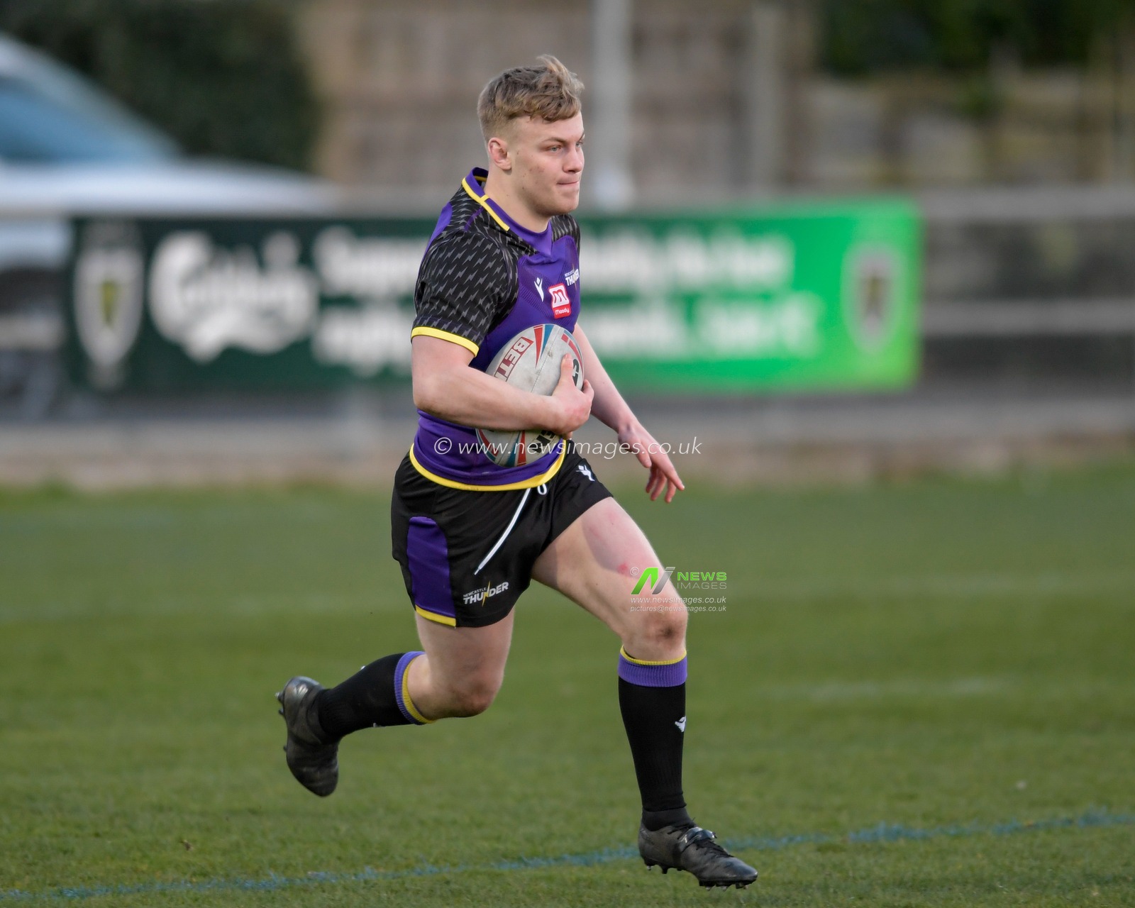 Cian Tyrer (28) of Newcastle Thunder runs forward with the ball