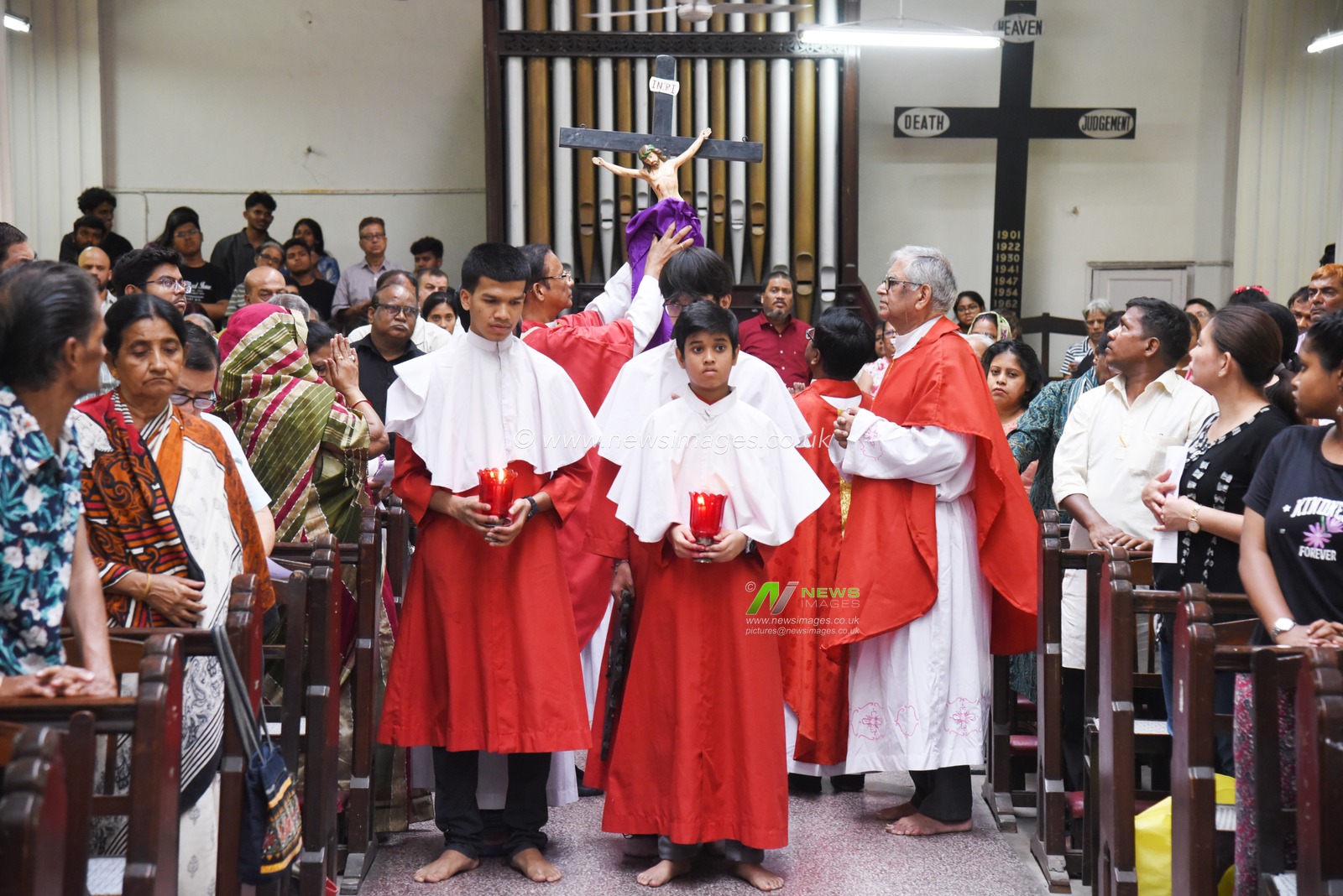 Christian devotees seen offering prayers during Good Friday inside Sacred Heart Church in Kolkata on April 18, 2025.Photo by Debajyoti Chakraborty.(Photo: Debajyoti Chakraborty/News Images)