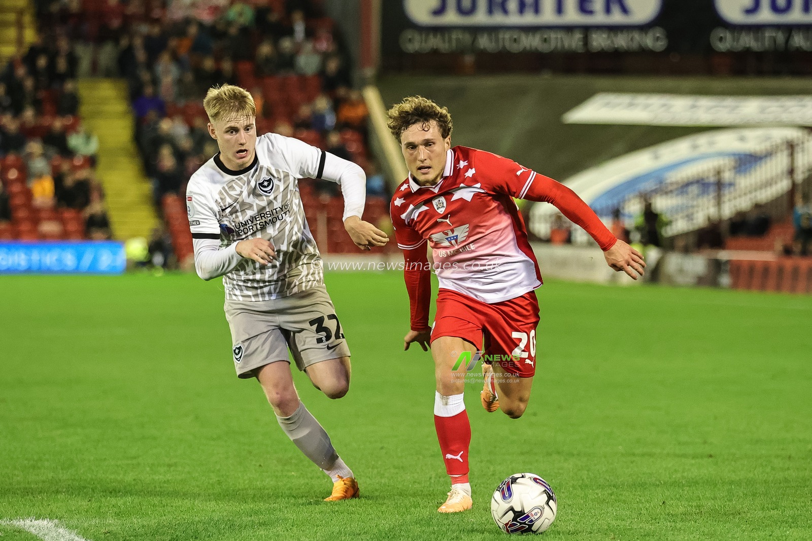Callum Styles #20 of Barnsley breaks with the ball during the Sky Bet League 1 match Barnsley vs Portsmouth at Oakwell, Barnsley, United Kingdom, 19th September 2023

(Photo by Mark Cosgrove/News Images)