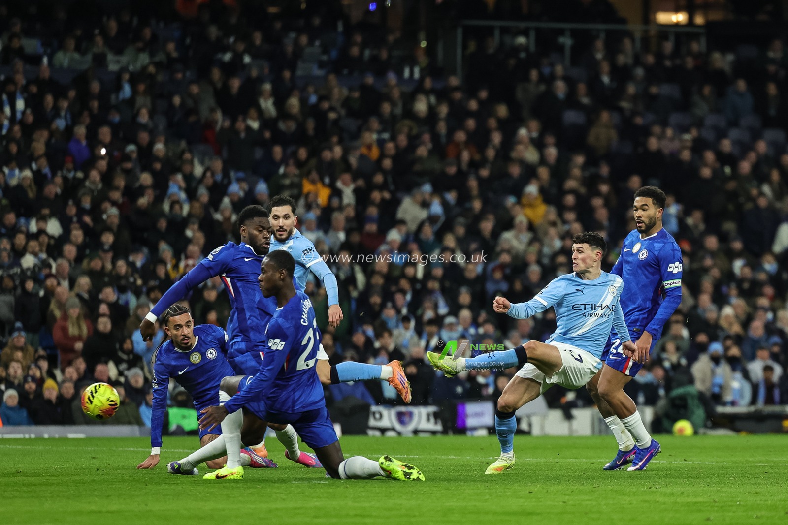 Phil Foden of Manchester City shoots on goal during the Premier League match Manchester City vs Chelsea at Etihad Stadium, Manchester, United Kingdom, 4th January 2026

(Photo by Mark Cosgrove/News Images)

*** GER AUT SUI OUT ***