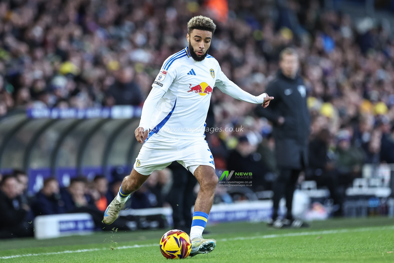Jayden Bogle of Leeds United crosses the ball during the Sky Bet Championship match Leeds United vs Oxford United at Elland Road, Leeds, United Kingdom, 21st December 2024

(Photo by Mark Cosgrove/News Images)